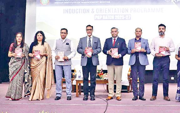 एडमिरल दिनेश ने आईआईएम रोहतक में भविष्य के पथप्रदर्शकों को किया प्रेरित 2047 तक विकसित भारत बनने की यात्रा में समुद्री शक्ति एक निर्णायक भूमिका निभाएगी