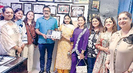 इनरव्हील क्लब ब्लूमिंगडेल ने राष्ट्रीय डॉक्टर दिवस के अवसर पर 72 डॉक्टरों को सम्मानित किया