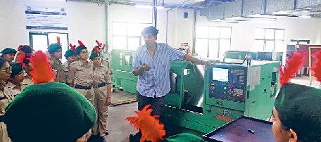 एसआरएस स्कूल में आयोजित वार्षिक प्रशिक्षण में करवाई ड्रिल प्रतियोगिता