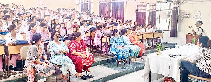 पुलिस ने विद्यार्थियों को साइबर अपराध से बचाव के तरीकों के बारे में किया जागरूक