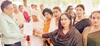 फर्जी रिपोर्ट लिखाने वालों के विरुद्ध उचित कार्यवाही किये जाने किन्नरों ने कलेक्टर को सौंपा ज्ञापन