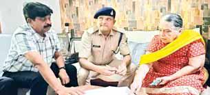 इंदौर में 85 साल की बुजुर्ग को 36 घंटे रखा डिजिटल अरेस्ट 1 करोड़ से ज्यादा रुपए वसूलने की कोशिश बैंक मैनेजर की सूझबूझ से लुटने से बच गईं
