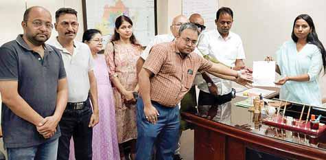 शहीद स्मारक पाथवे की टूट रही फेंसिंग