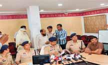 मोबाइल फोन, फर्जी पासपोर्ट, मार्कशीट, आधार कार्ड सहित अन्य दस्तावेज आरोपियों के कब्जे से बरामद 16 सालों से अवैध ढंग से रह रहे बांग्लादेशी दंपति पकडाए