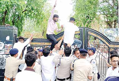 कुलगुरु से इस्तीफे की मांग, गेट पर जलाई अर्थी, पुलिस से झड़प