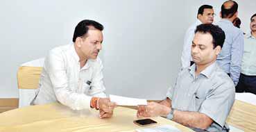 जमीन पर रहकर कार्य करें अधिकारी, अगली बार कर दूंगा सस्पेंड : आयुक्त