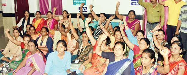 वेतन न मिलने से एल्गिन अस्पताल के सफाईकर्मी हड़ताल पर