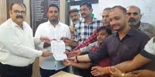समस्याएं दूर करने आयुक्त को सौंपा ज्ञापन