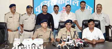35 चायना चाकू के साथ आठ बदमाश गिरफ्तार