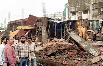 हाईकोर्ट की फटकार के बाद ट्रांसपोर्ट नगर में गरजा बुल्डोजर