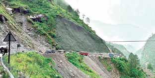 यात्रियों और स्थानीय लोगों को भारी दिक्कतों का सामना करना पड़ रहा ऋषिकेश-बदरीनाथ हाईवे बाधित, केदारनाथ यात्रा कुछ समय के लिए रोकी गई