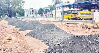 अधिकारियों को गुमराह कर पक्की सड़क का निर्माण कर रहा स्कूल प्रबंधन