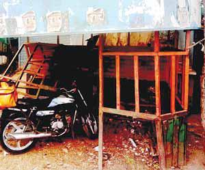 आजाद चौक का टूटा पड़ा प्रतीक्षालय