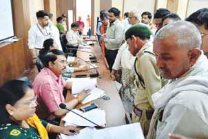 पैसा वापस दिलाने तो किसी ने आवास योजना का लाभ दिलाने की मांग