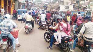 नदीपार के रविदास चौराहे पर चकाजाम