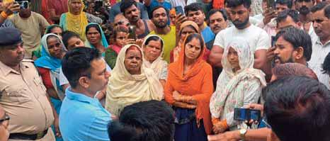 तीन दिन से नल नहीं खुलने से वार्डवासी पहुंचे कलेक्टर आवास