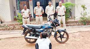 पुलिस की पकड़ में आया बदमाश, झाड़ियों में छिपा रखी थी चोरी की बाइक, बरामद