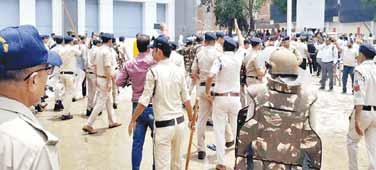 मंदिर के सामने दीवार बनाई, तोड़ने पहुंचे प्रदर्शनकारियों की हो गई कुटाई