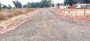 नियमों को ताक पर रखकर निजी स्कूल प्रबर्धन ने नहर के ऊपर बिछवा दी गिट्टी