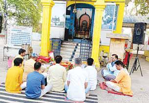 शनि जयंती पर न्याय देवता का तेल से हुआ अभिषेक