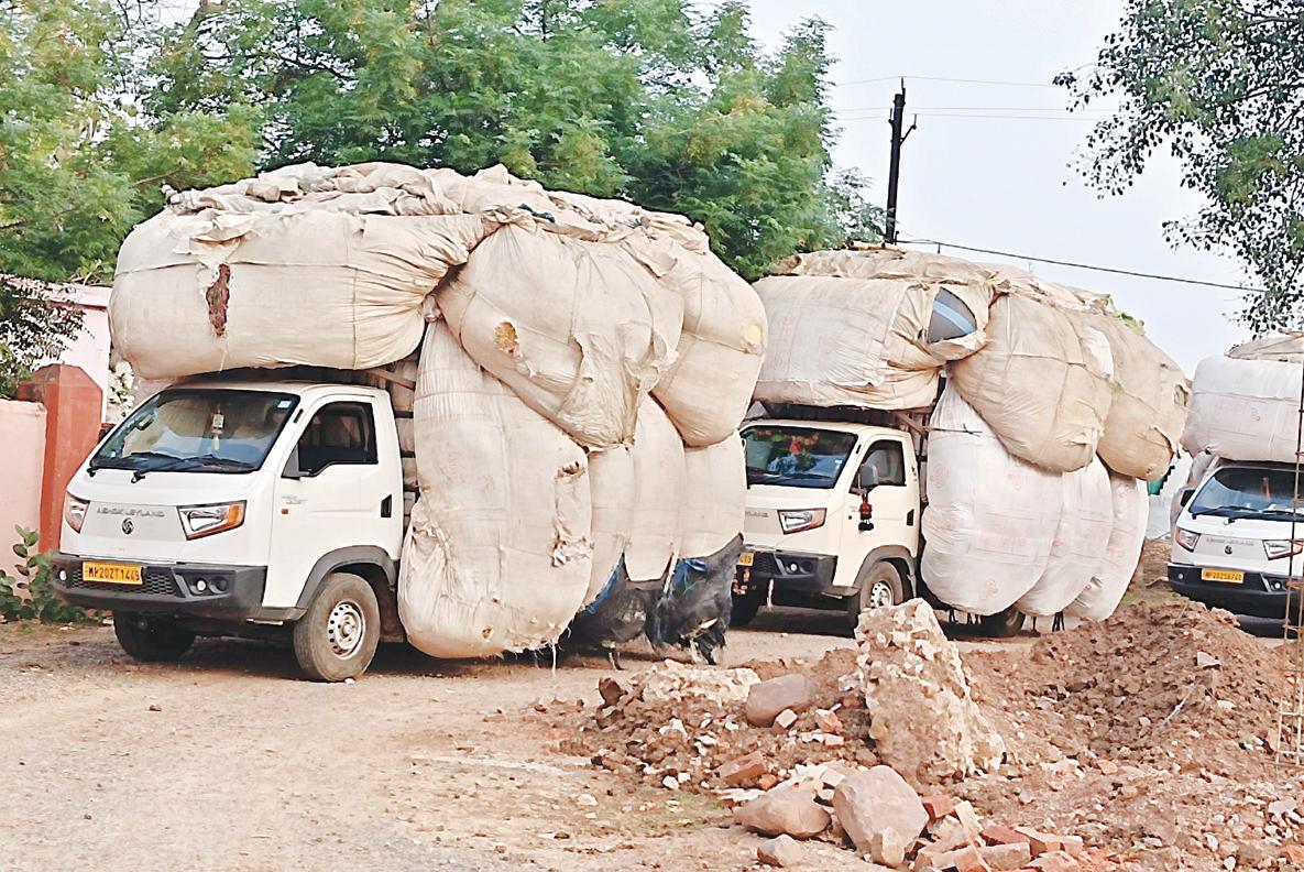 अवैध भूसा परिवाहन पर कार्रवाई सिग्रामपुर पुलिस ने जप्त की तीन गाड़ियां