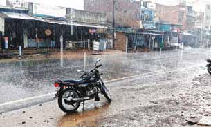 सिंग्रामपुर धनेटा 25 केबी डीटीआर पर गिरा बबूल का पेड़ नौतपा के पांचवें दिन गरज चमक के साथ जमकर बारिश