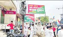 शराब दुकान के बाहर सर्व समाज के लोगों ने दुकान हटवाने किया मौन भक्ति प्रदर्शन