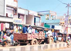 अकुशल दौड़ा रहे ट्रैक्टर ट्राली ढोई जा रही हैं सवारियां