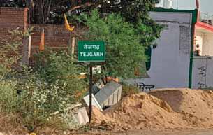 अवैध कब्जा करने वाले करने रहे सड़क को सकरा दुर्घटना को न्योता दे रहे सड़क किनारे लगे रेत-गिट्टी के ढेर