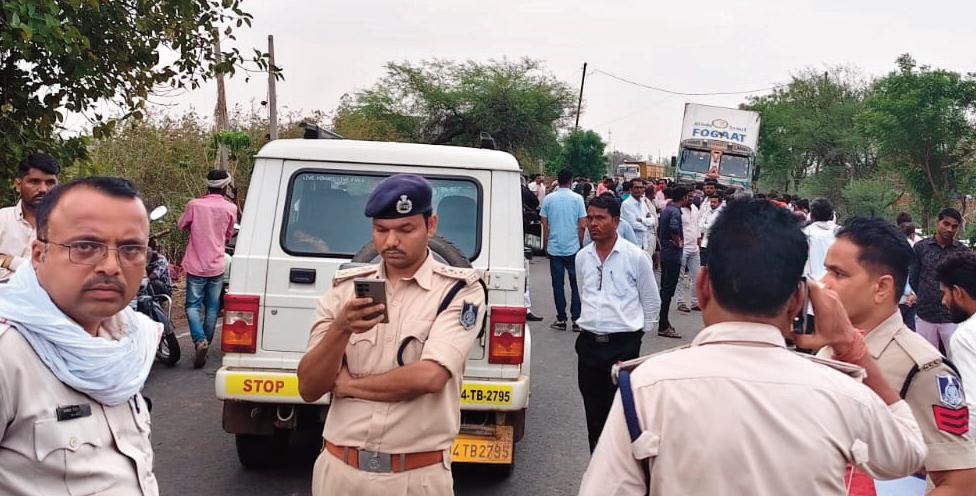 अज्ञात कार की टक्कर से किशोरी की मौत, परिजनों ने किया प्रदर्शन