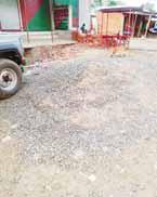 सड़क किनारे भवन निर्माण सामग्री फैली, हादसे का बना रहता है खतरा