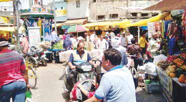 सड़क पर फैला रहे दुकानों की सामग्री