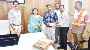 5 भू स्वामियों को महापौर ने दिए 16 लाख 84 हजार रूपए की क्षतिपूर्ति राशि के चेक