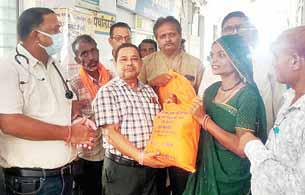 केमिस्टों ने वितरित की फूड बॉस्केट