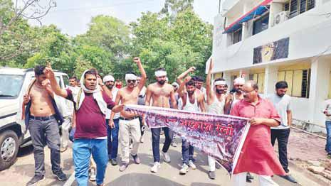 अर्धनग्न अवस्था में दंड भरते हुए कलेक्ट्रेट पहुंचे किसान