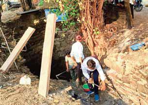 ग्राम मड़िया में स्थित प्राचीन बावड़ी में श्रमदान प्रारंभ