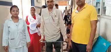 देवेंद्रनगर स्वास्थ्य केंद्र की अभिनव पहल, चलने में असमर्थ मरीजों को मिला सहारा, लौट आई मुस्कान