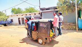आटो चालकों की मनमानीः क्षमता तीन की, बैठा रहे 15 से ज्यादा सवारी