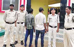 दो शातिर बदमाशों को पुलिस ने पकड़ा, चोरी के जेवरात एवं बाइक किया बरामद