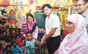 कलेक्टर ने पथवारी आंगनबाड़ी केन्द्र के बच्चों को दिया टी-शर्ट और लोवर