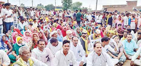 वनभूमि से बेदखली के खिलाफ आदिवासियों ने थाने के सामने ढाई घंटे तक लगाया जाम