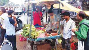 बारिश के मौसम में स्वीट कार्न की सोंधी महक राहगीरों को कर रही आकर्षित