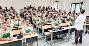 अधिवक्ता नवेंदु मिश्र द्वारा नवीन पुलिस अधिकारियों को संविधान का प्रशिक्षण प्रदान किया संविधान ही है देश का सबसे बड़ा कानून जो मानवीय मूल्यों पर बना है