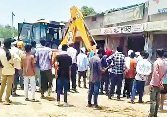 जनभागीदारी समिति द्वारा निर्मित दुकानों में चला प्रशासन का बुल्डोजर