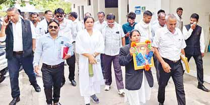 जिला न्यायालय में बाबा साहेब की प्रतिमा स्थापना के लिए अधिवक्ताओं ने सौंपा ज्ञापन