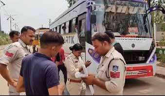 ट्रैफिक पुलिस ने यात्री बसों की जांच की, खराब फायर सिलेंडर जब्त