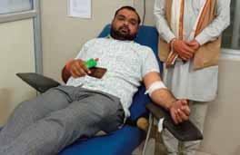 जिला अस्पताल के कर्मचारी विनय कुशवाहा ने खून दान करके जच्चा और बच्चा को दिया नया जीवनदान