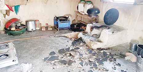 जर्जर रसोईघर में खतरे के बीच बन रहा बच्चों का खाना