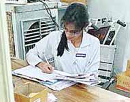 जिला अस्पताल की नर्स एक बार फिर विवादों में, मरीजों से किया दुर्व्यवहार