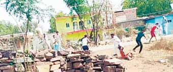 दबंग कांग्रेसी सरपंच का अमानवीय चेहरा हुआ वायरल गरीब महिला के बाल पड़कर बीच सड़क पर घसीटते हुए दबंग कांग्रेसी सरपंच नेता